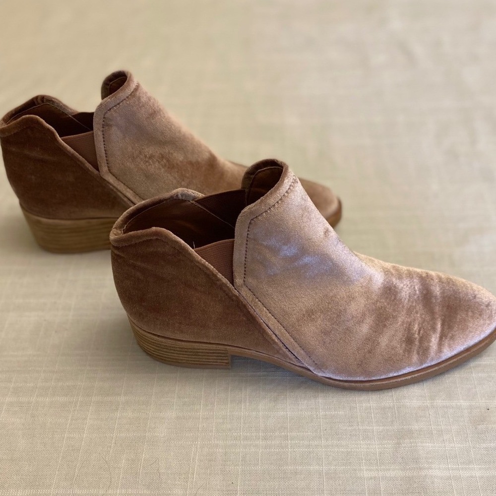 Dolce Vita Women's Size 7.5 Pink Rose Velvet Ankle Booties - Picture 3 of 10